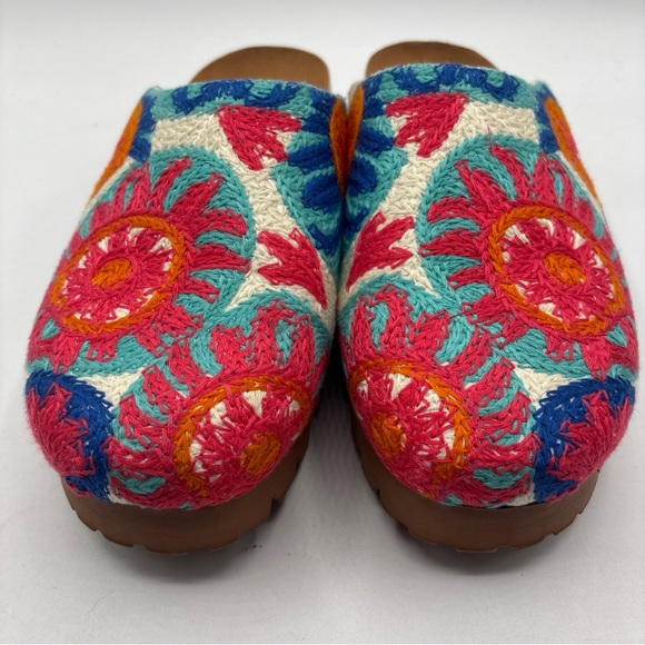 Chelsea & Violet Cleo Embroidered Ladies Clog Shoes Size 9.5 - Picture 2 of 8